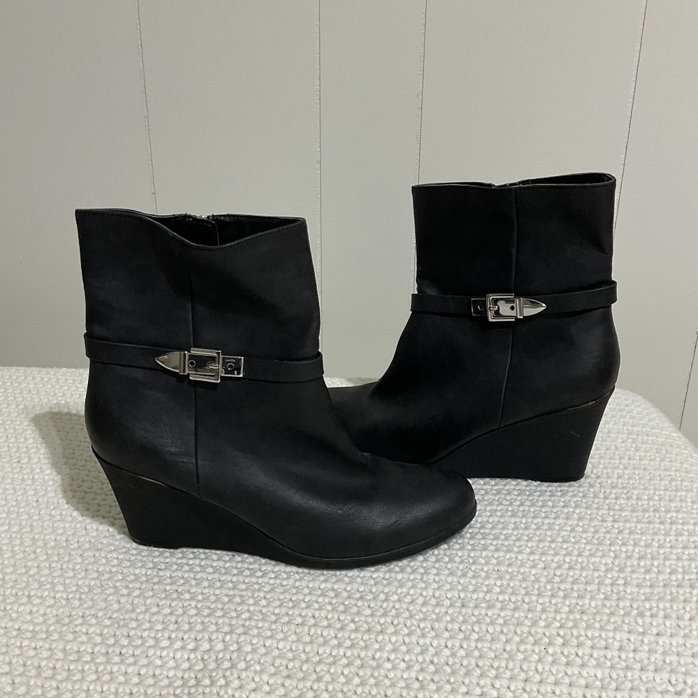 American living ZOLA wedge ankle booties size 11B black zip up comfy